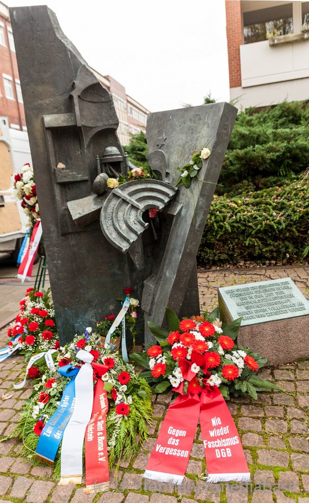 Offizielle Mahn- und Gedenkveranstattung der Stadt Kiel mit Kran